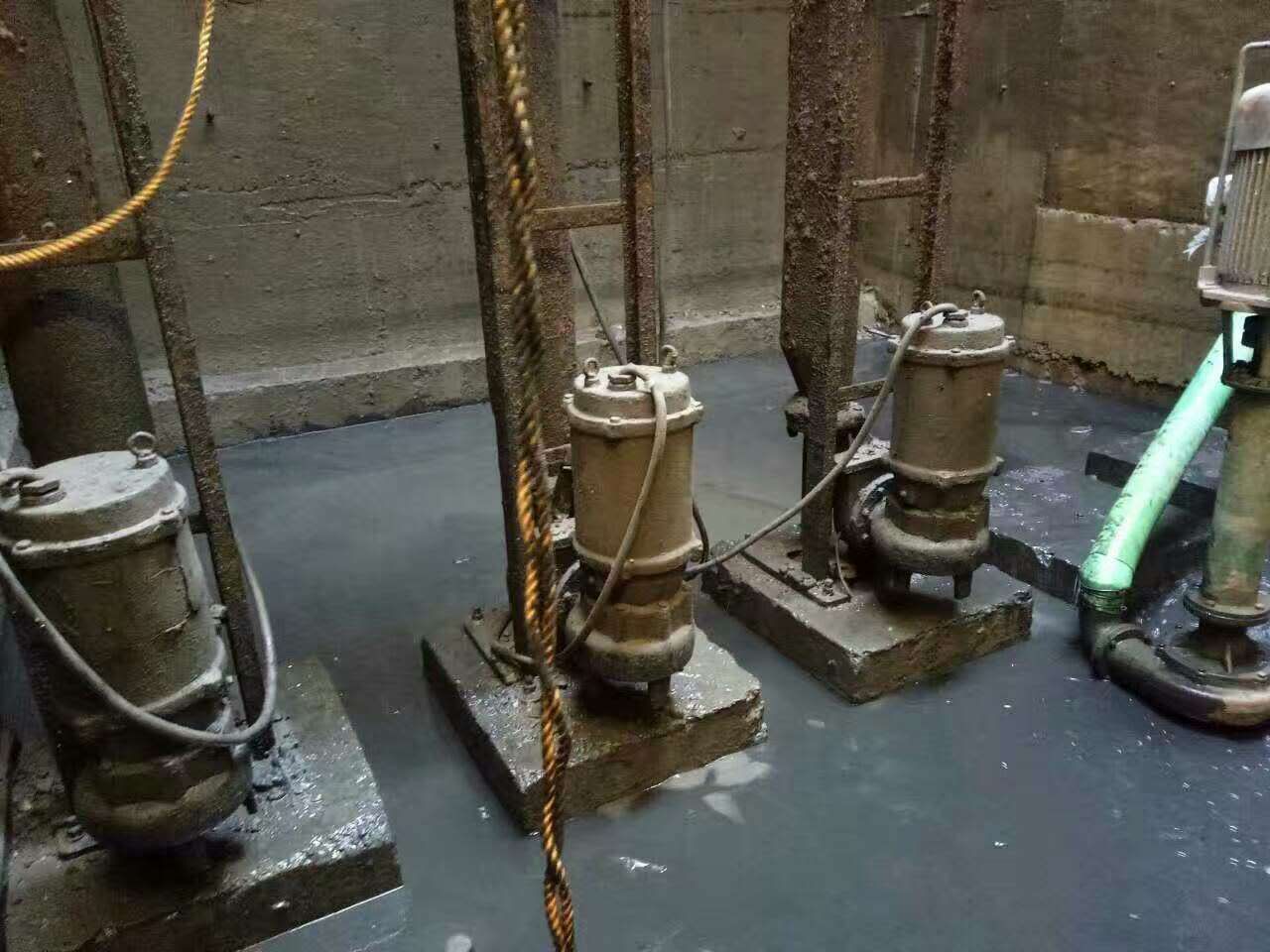 西湖污水池清理