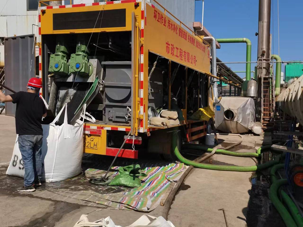 西湖淤泥压干处理