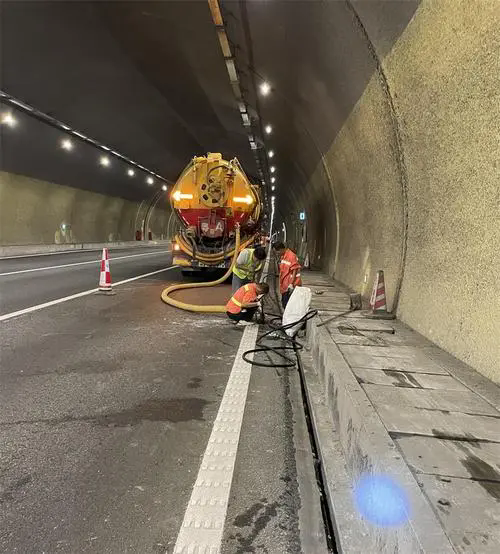 西湖隧道排水渠清淤